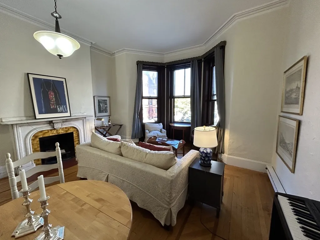 1 bed, 1 bath apartment for rent at 429 Beacon St Unit 2, Back Bay — photo 3 of 9