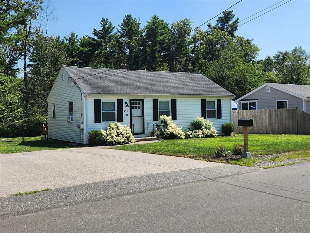 3 bed, 1 bath apartment for rent at 429 Forest St, Rockland — photo 3 of 23