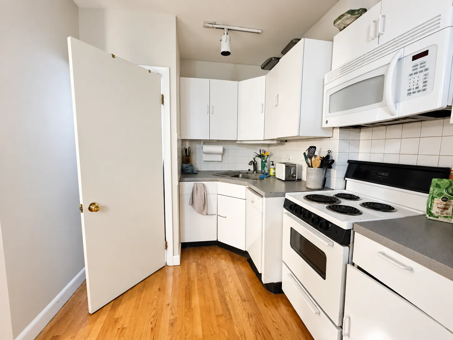2 bed, 1 bath apartment for rent at 43-43A Grove St Unit 2, Beacon Hill — photo 1 of 13