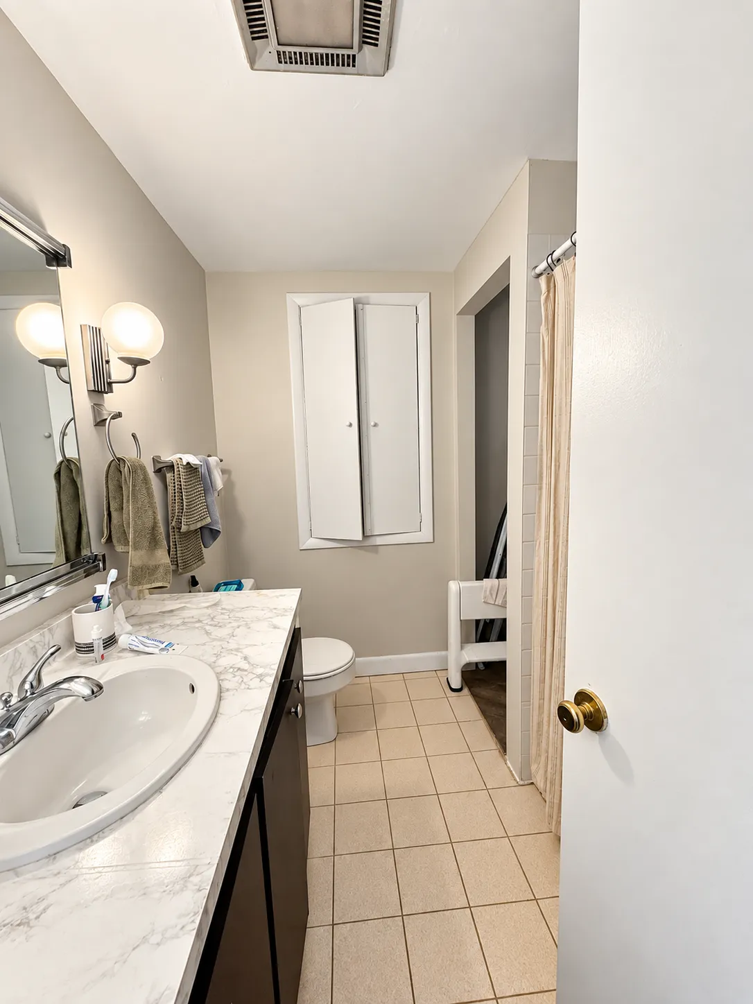 2 bed, 1 bath apartment for rent at 43-43A Grove St Unit 2, Beacon Hill — photo 2 of 13