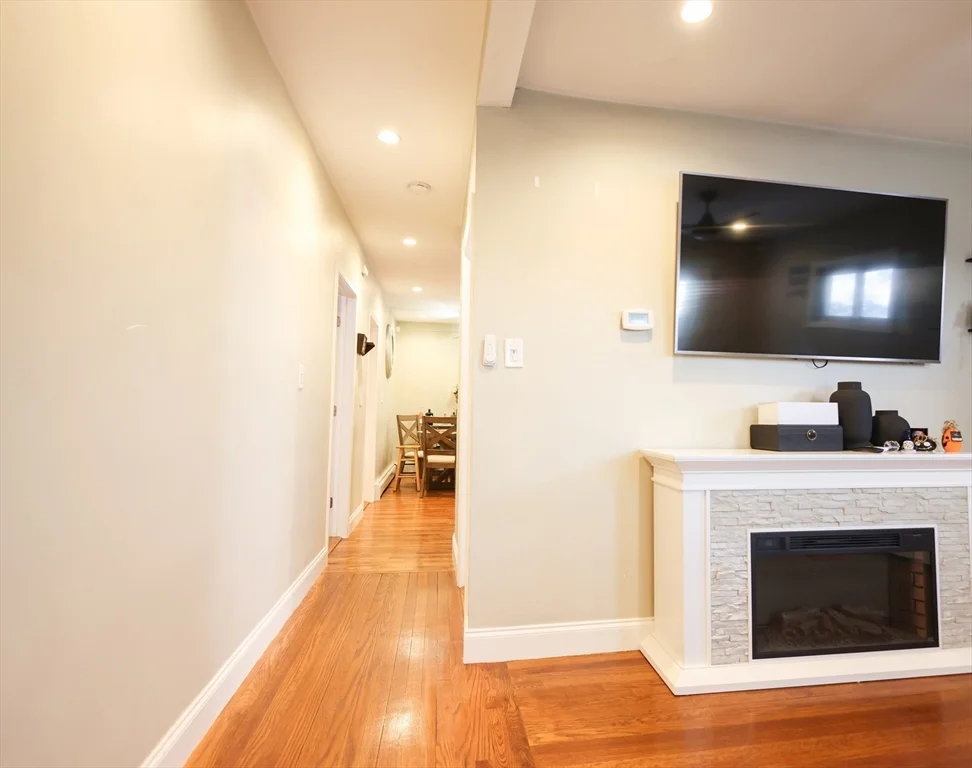 2 bed, 1 bath apartment for rent at 43-45 Belnel Rd Unit 2, Hyde Park — photo 4 of 32