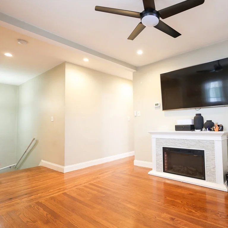 2 bed, 1 bath apartment for rent at 43-45 Belnel Rd Unit 2, Hyde Park — photo 3 of 32