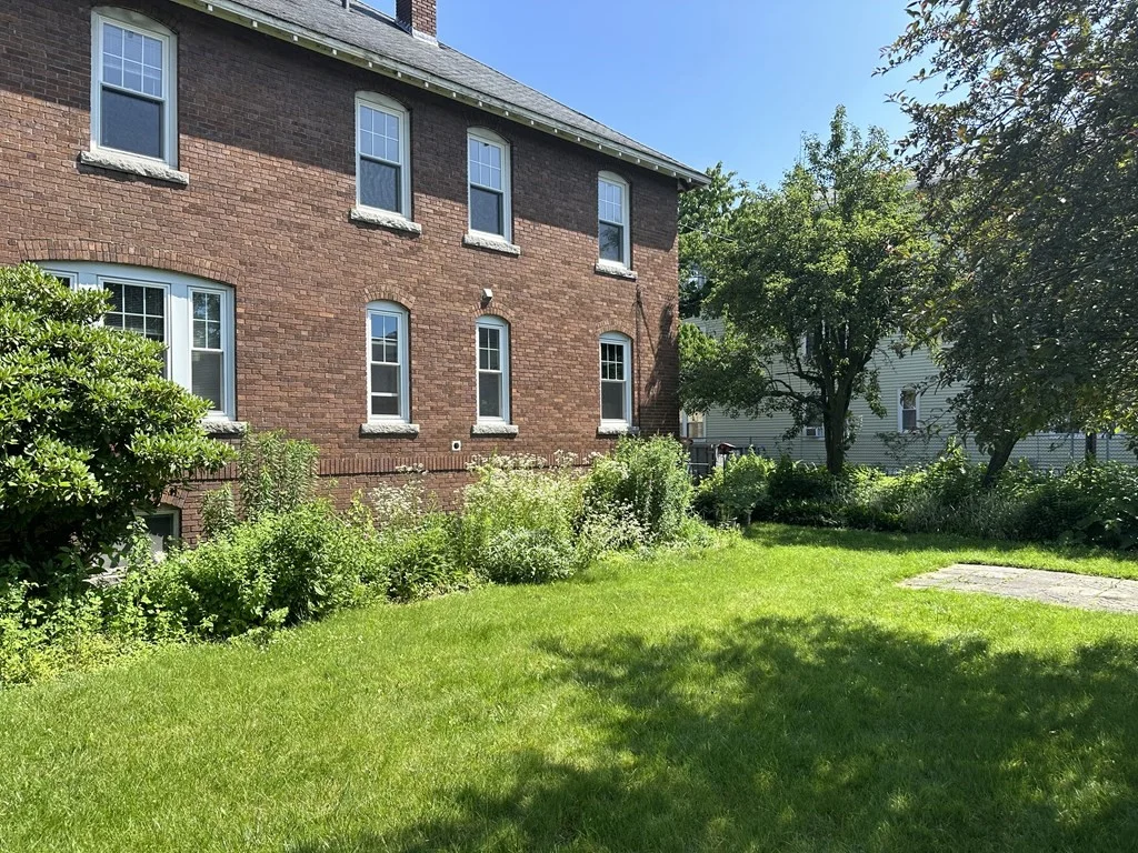 7 bed, 3 bath apartment for rent at 43 Arthur St, Worcester — photo 3 of 11