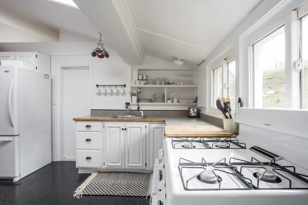 2 bed, 1 bath apartment for rent at 43 Bayview Rd Unit -, Great Neck — photo 4 of 26