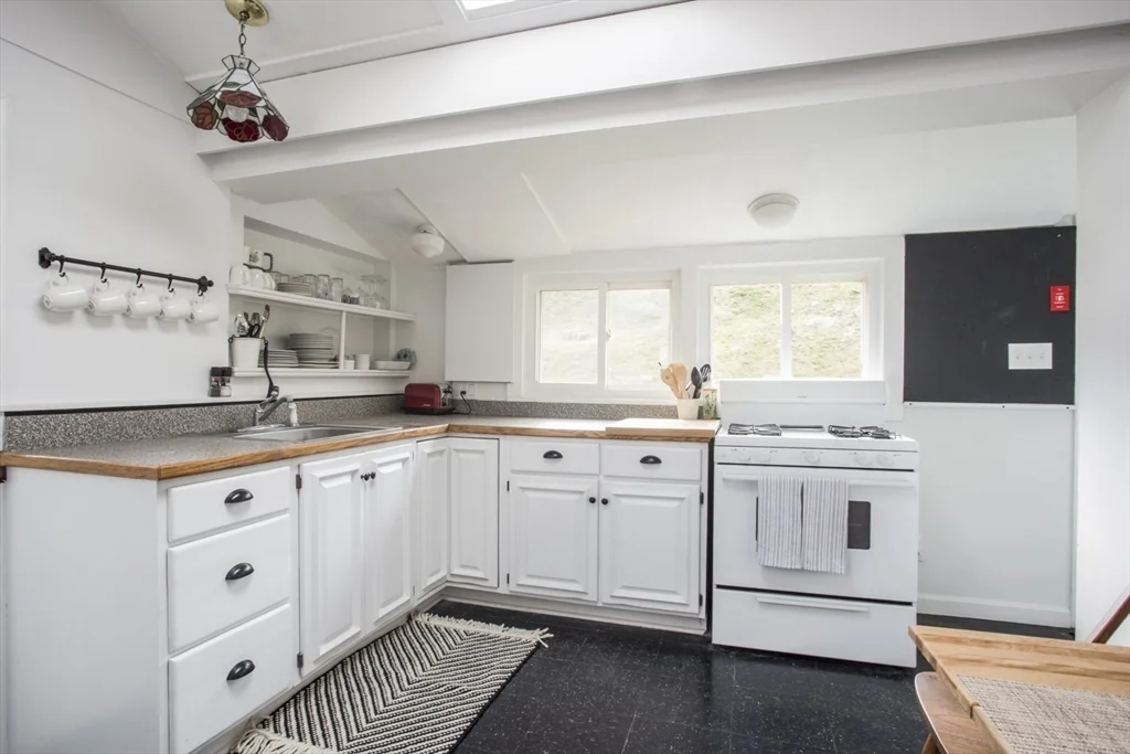 2 bed, 1 bath apartment for rent at 43 Bayview Rd Unit -, Great Neck — photo 3 of 26