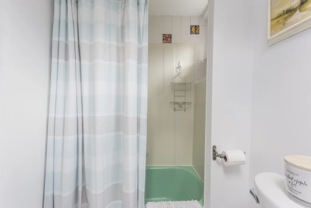 2 bed, 1 bath apartment for rent at 43 Bayview Rd Unit -, Great Neck — photo 17 of 26