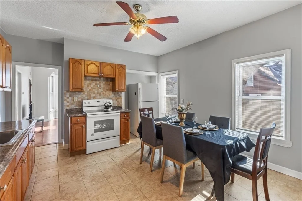 2 bed, 1 bath apartment for rent at 43 Clinton St Unit 1, Brockton — photo 6 of 18