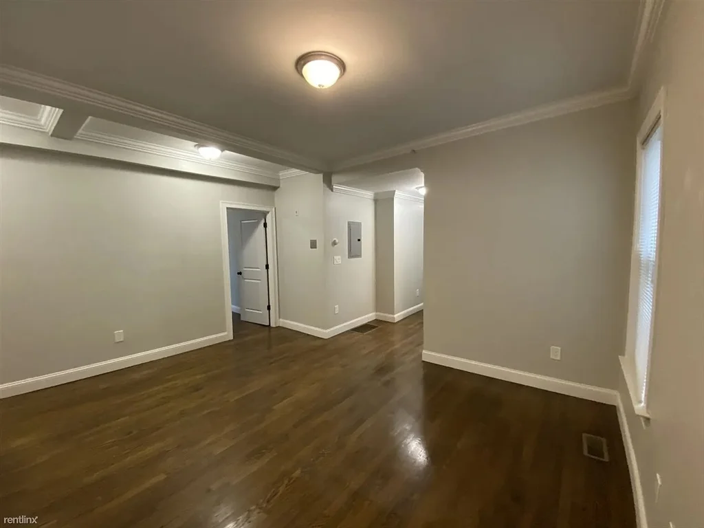 4 bed, 1 bath apartment for rent at 43 Derby St Unit 1, Winter Hill — photo 2 of 16