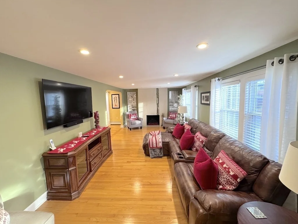 3 bed, 2 bath apartment for rent at 43 E Border Rd Unit SF, Malden — photo 5 of 42