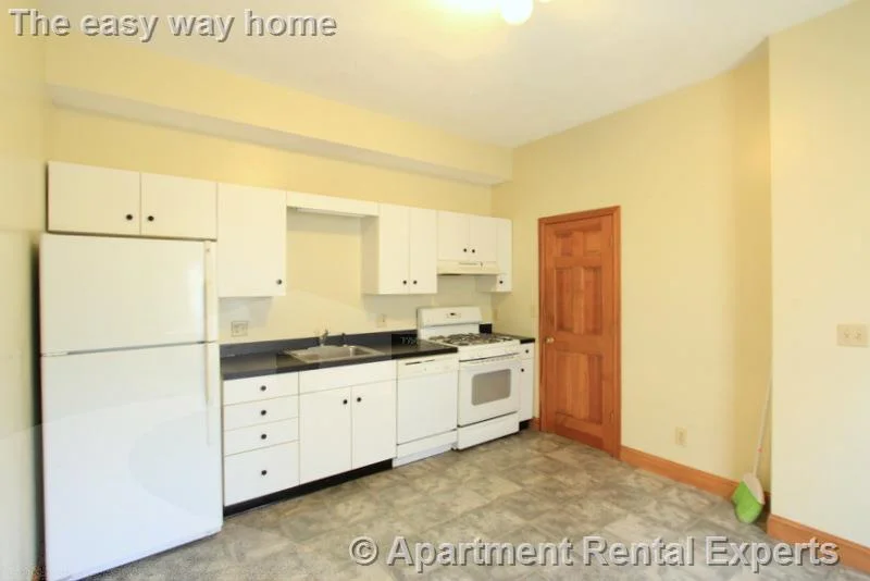 3 bed, 1 bath apartment for rent at 43 Greenville St Unit 1, Union Square — photo 1 of 29