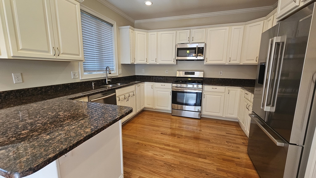 4 bed, 3 bath apartment for rent at 43 Hammond St Unit 1, Waltham — photo 3 of 32