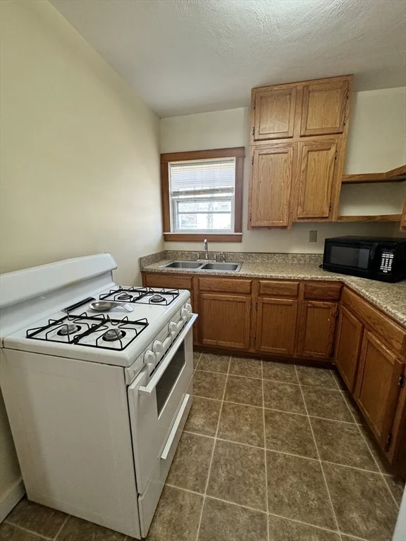 2 bed, 1 bath apartment for rent at 43 Hemlock St Unit 2, South — photo 10 of 16