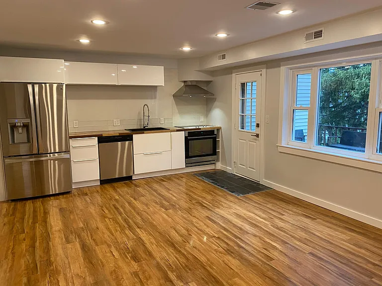 2 bed, 1 bath apartment for rent at 43 Jacobs Ter Unit 2, Oak Hill — photo 1 of 8