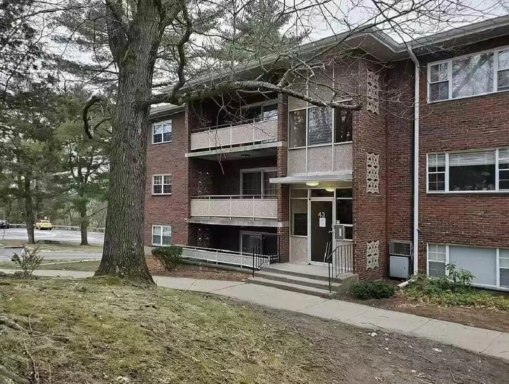 2 bed, 1 bath apartment for rent at 43 Jacqueline Rd Unit 1, Waltham — photo 2 of 16