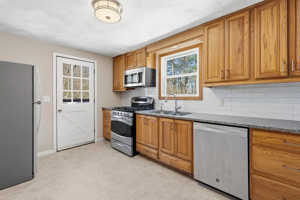 3 bed, 1 bath apartment for rent at 43 Little John Dr, Billerica — photo 3 of 38