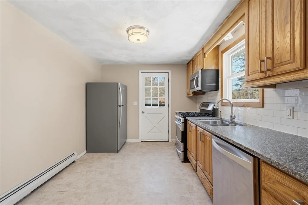 3 bed, 1 bath apartment for rent at 43 Little John Dr, Billerica — photo 5 of 38