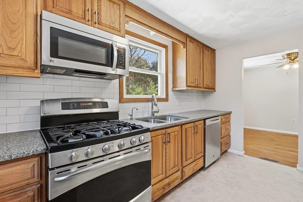 3 bed, 1 bath apartment for rent at 43 Little John Dr, Billerica — photo 4 of 38
