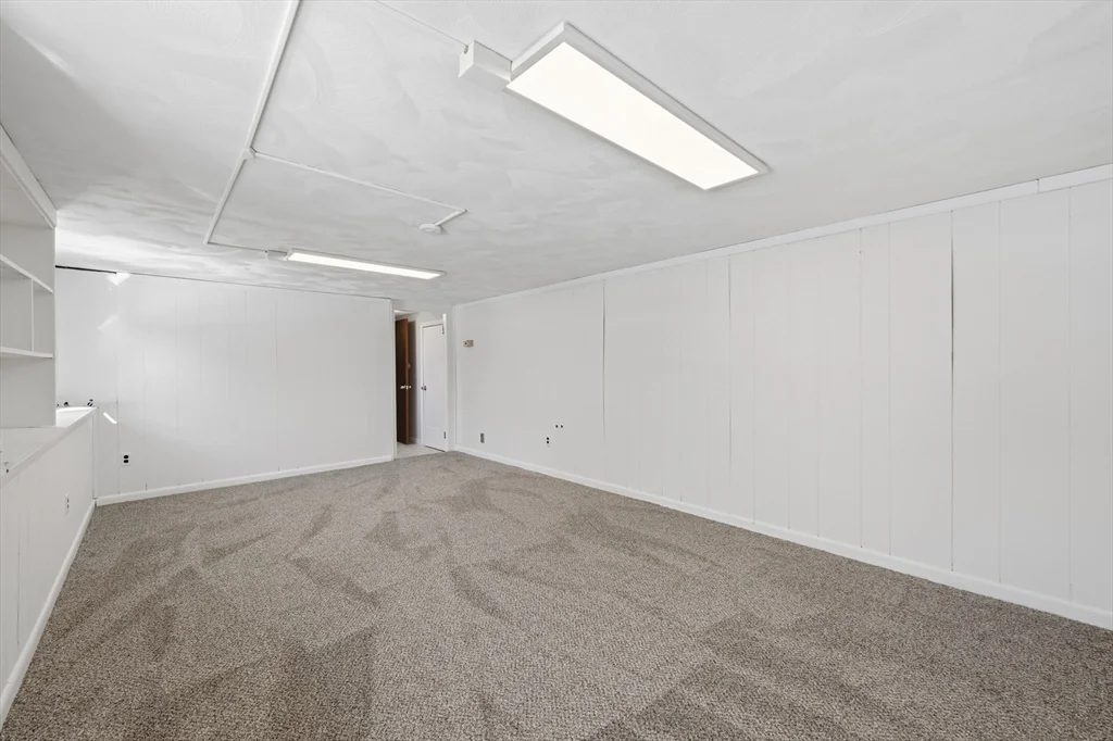3 bed, 1 bath apartment for rent at 43 Little John Dr, Billerica — photo 26 of 38