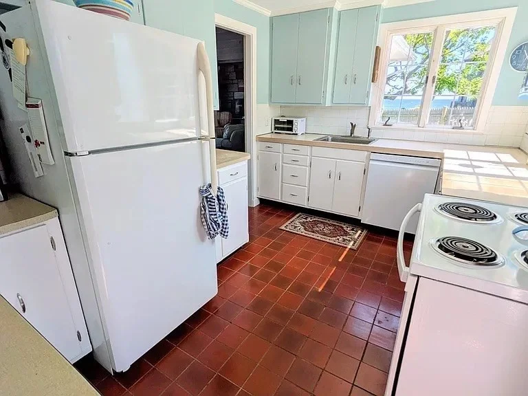 3 bed, 2 bath apartment for rent at 43 Marmion Way, Rockport — photo 7 of 18