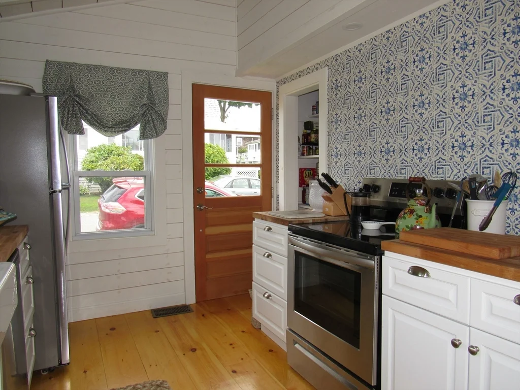 3 bed, 2 bath apartment for rent at 43 Middle Rd Unit -, Little Neck — photo 3 of 27