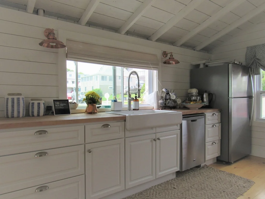 3 bed, 2 bath apartment for rent at 43 Middle Rd Unit -, Little Neck — photo 4 of 27