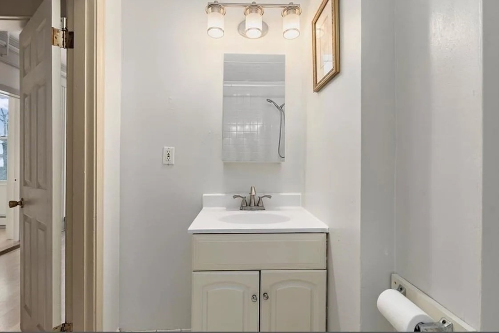 3 bed, 1 bath apartment for rent at 43 Park Vale Ave Unit 7, Allston — photo 5 of 8