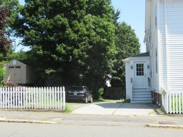 2 bed, 1 bath apartment for rent at 43 Pleasant St Unit R2, Gloucester — photo 2 of 22