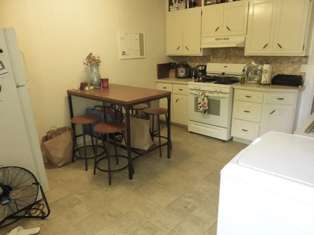 2 bed, 1 bath apartment for rent at 43 Rich St Unit C, Banks Square — photo 15 of 20