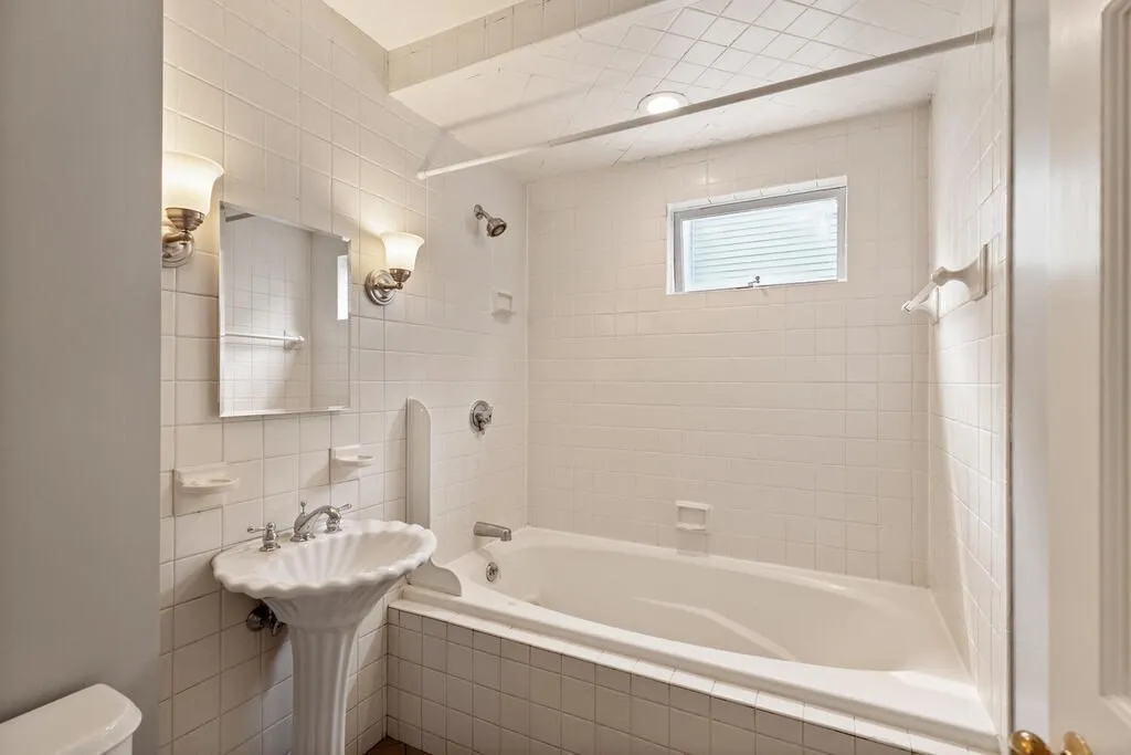 4 bed, 1 bath apartment for rent at 43 Sunset Rd Unit 43, West Somerville — photo 16 of 23