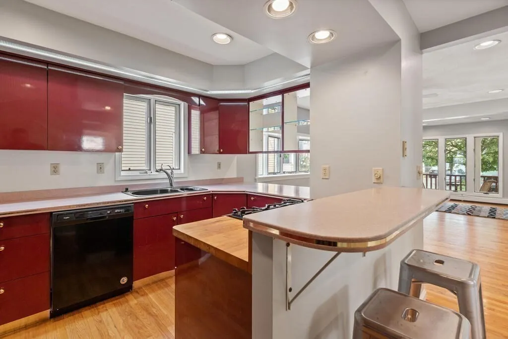 4 bed, 1 bath apartment for rent at 43 Sunset Rd Unit 43, West Somerville — photo 11 of 23