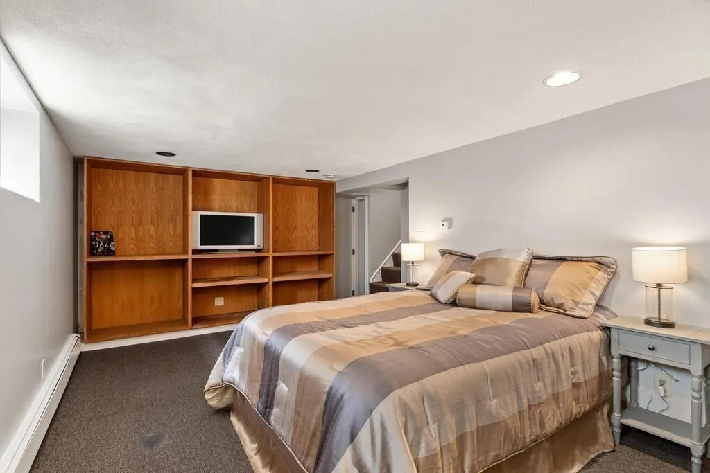 4 bed, 1 bath apartment for rent at 43 Sunset Rd Unit 43, West Somerville — photo 18 of 23
