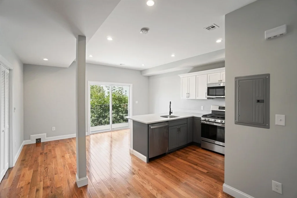 5 bed, 2 bath apartment for rent at 43 Thomas Park Unit 2, South Boston — photo 4 of 23