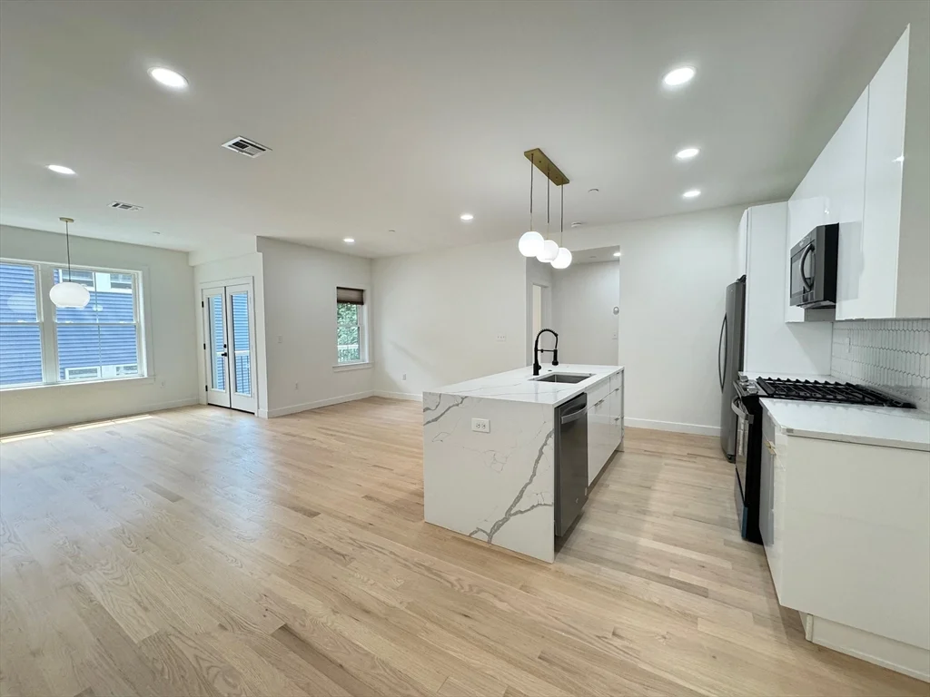 2 bed, 2 bath apartment for rent at 43 Withington St Unit 4, Dorchester — photo 2 of 15