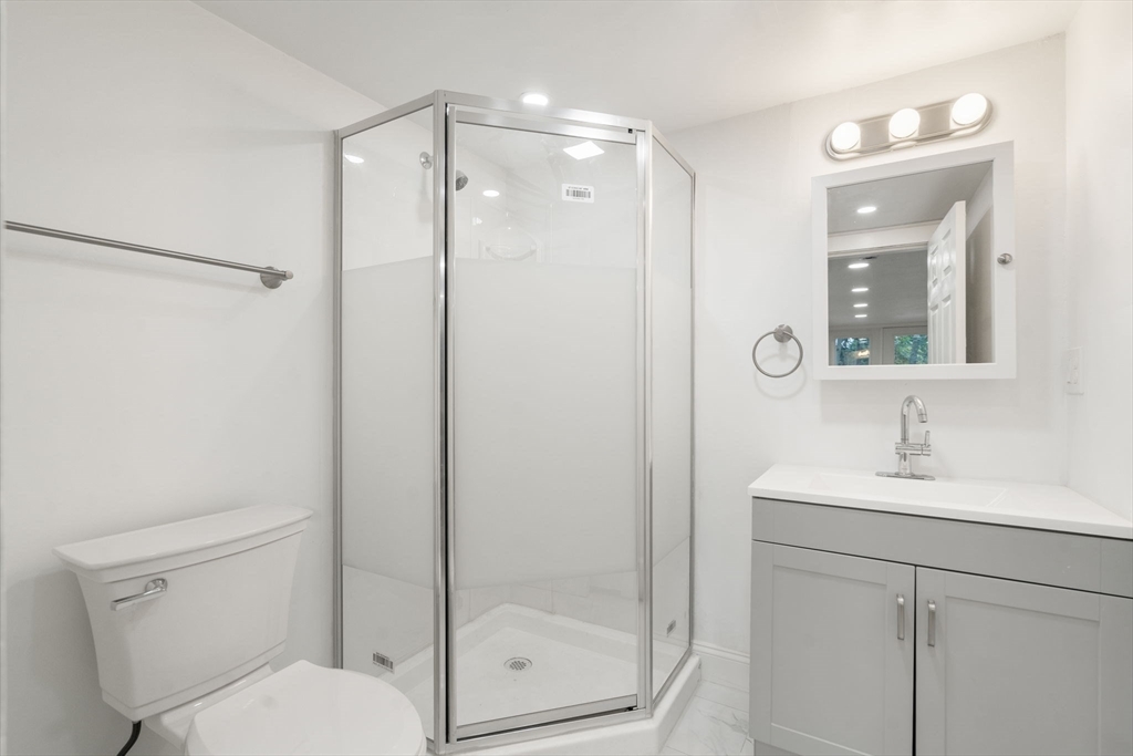 5 bed, 3 bath apartment for rent at 431 East 6th St Unit 1, South Boston — photo 6 of 32