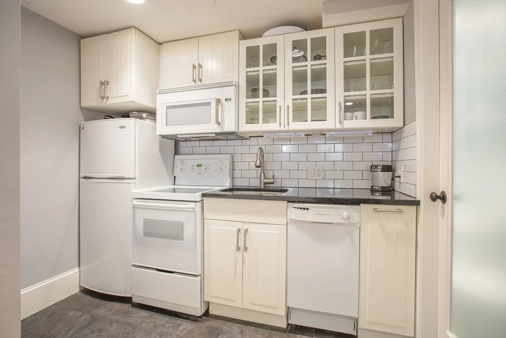Studio bed, 1 bath apartment for rent at 431 Shawmut Ave Unit 1, South End — photo 6 of 7