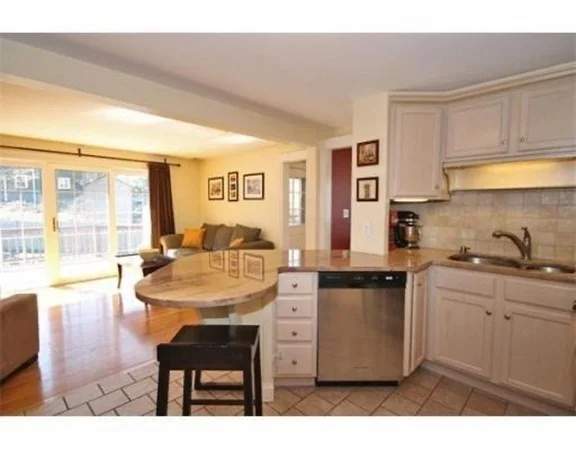 4 bed, 2 bath apartment for rent at 433 Adams St Unit 433, East Milton — photo 9 of 18