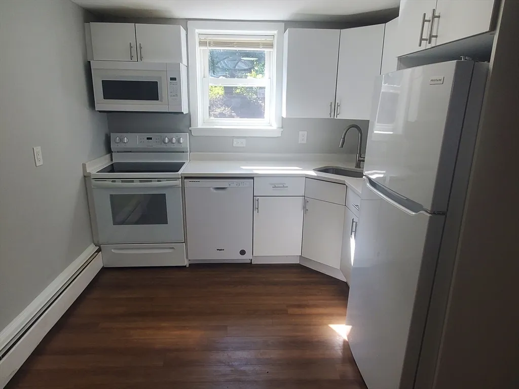 1 bed, 1 bath apartment for rent at 433A Sea St Unit 2, Quincy — photo 2 of 12