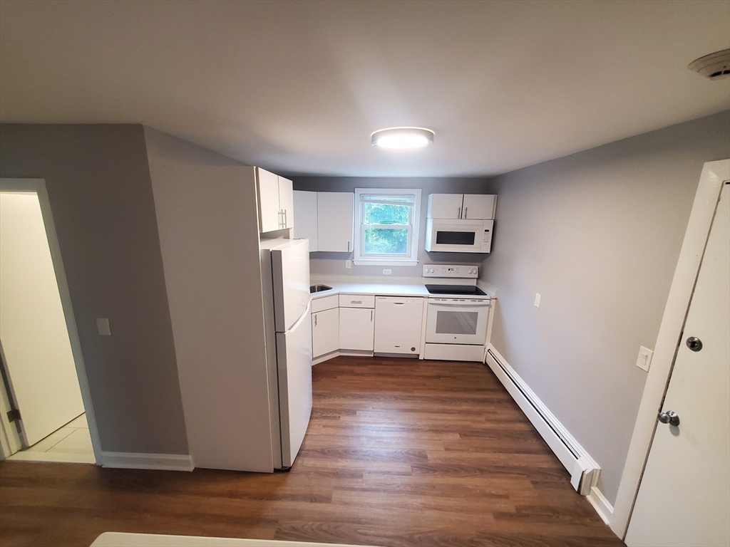 2 bed, 1 bath apartment for rent at 433A Sea St Unit 5, Quincy — photo 2 of 13