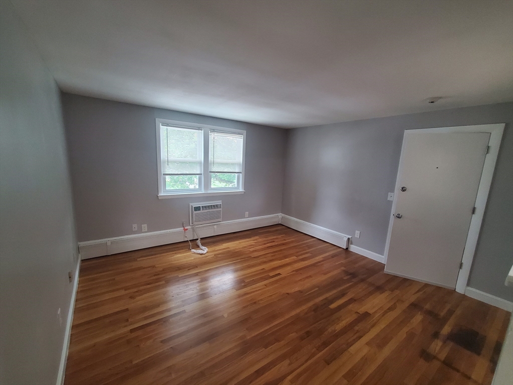 2 bed, 1 bath apartment for rent at 433A Sea St Unit 6, Quincy — photo 4 of 13