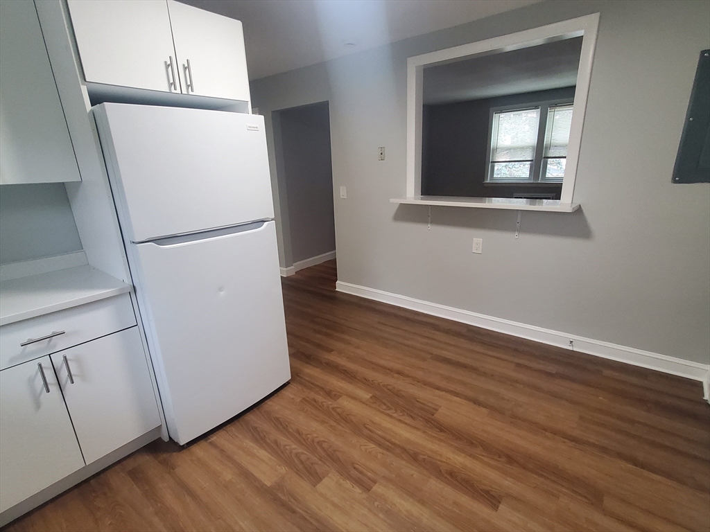 2 bed, 1 bath apartment for rent at 433A Sea St Unit 6, Quincy — photo 3 of 13