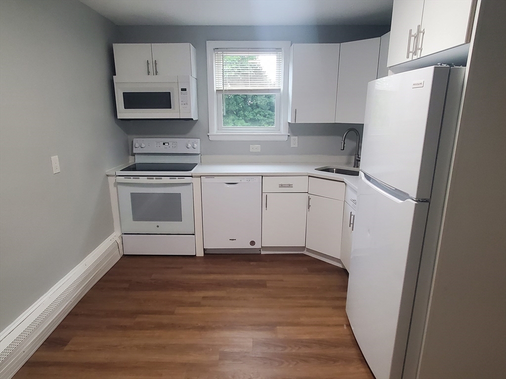 2 bed, 1 bath apartment for rent at 433A Sea St Unit 6, Quincy — photo 2 of 13