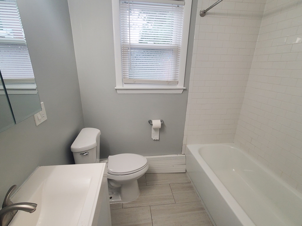 2 bed, 1 bath apartment for rent at 433A Sea St Unit 6, Quincy — photo 11 of 13