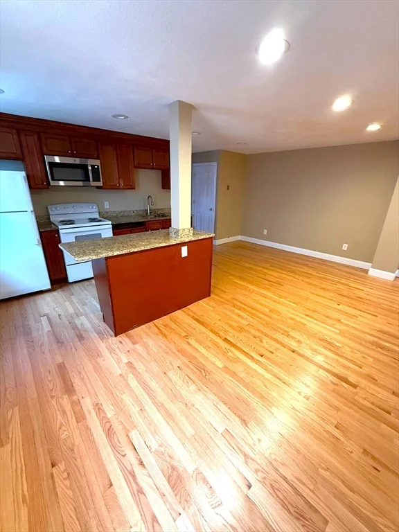 3 bed, 1 bath apartment for rent at 435 Essex Unit 5, Lynn — photo 2 of 6