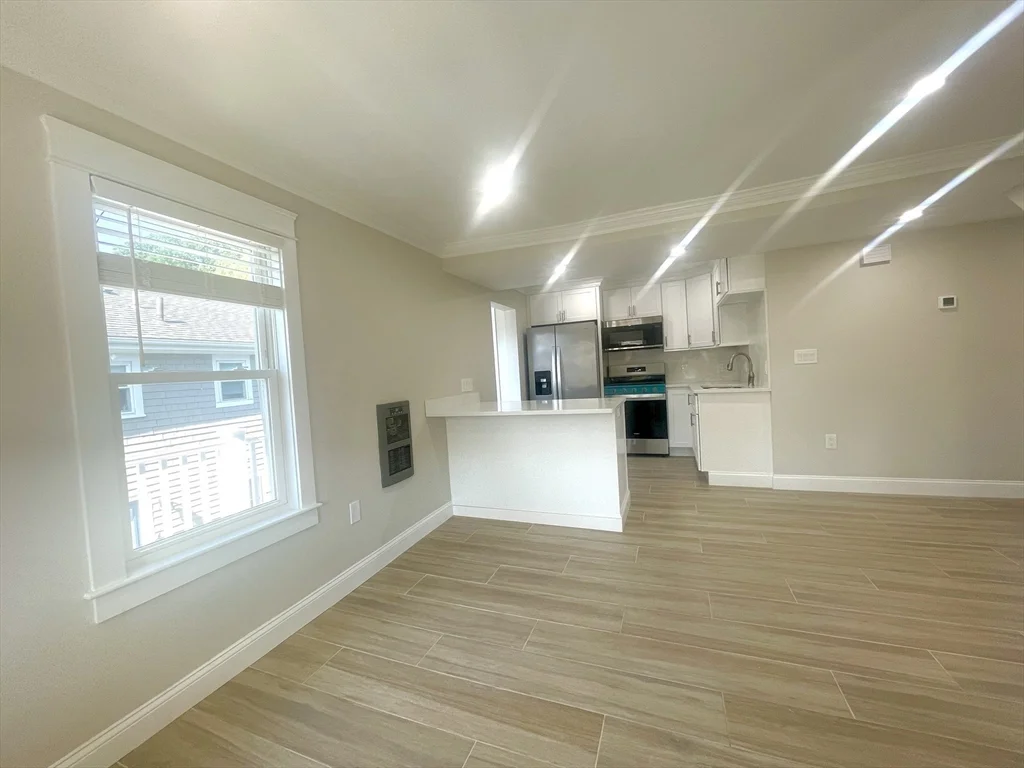 5 bed, 2 bath apartment for rent at 435 Newport Rd Unit 2, Strawberry Hill — photo 3 of 38