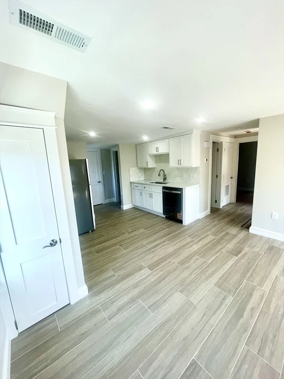 5 bed, 2 bath apartment for rent at 435 Newport Rd Unit 2, Strawberry Hill — photo 19 of 38