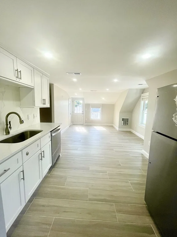 5 bed, 2 bath apartment for rent at 435 Newport Rd Unit 2, Strawberry Hill — photo 17 of 38