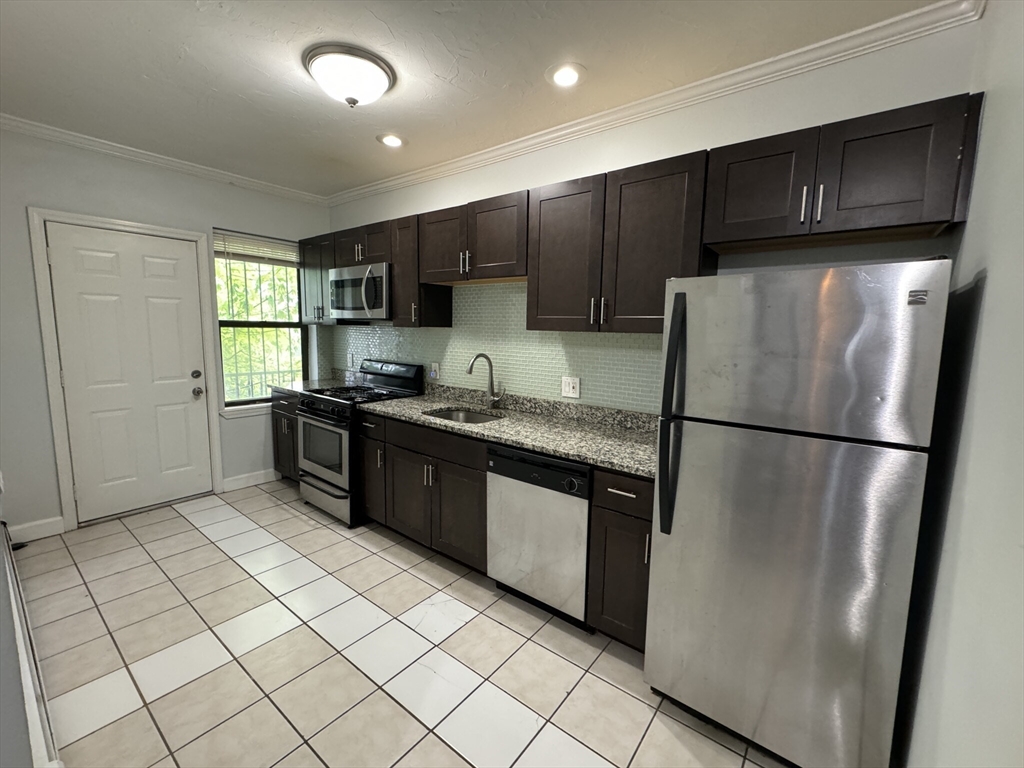 2 bed, 1 bath apartment for rent at 435 Walnut Ave Unit 3, Boston — photo 1 of 10