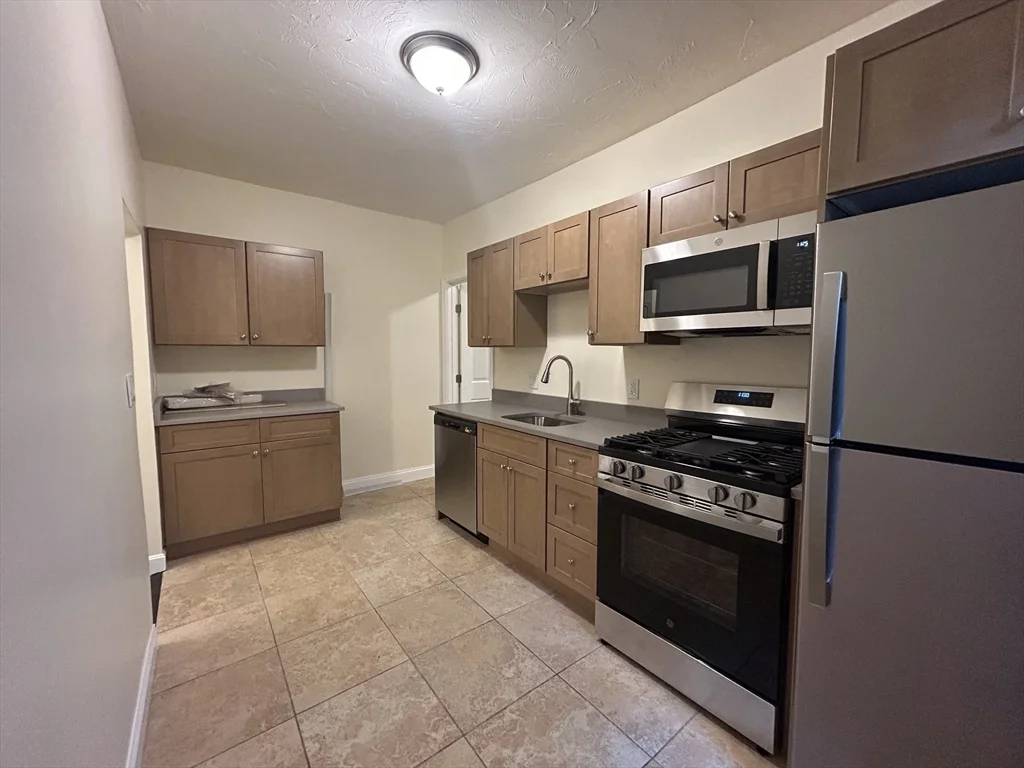 4 bed, 1 bath apartment for rent at 435 Walnut Ave Unit 6, Jamaica Plain — photo 2 of 12