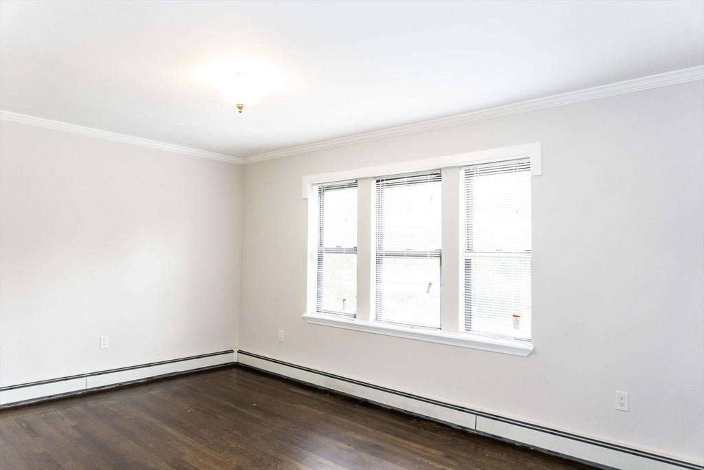 4 bed, 1 bath apartment for rent at 435 Walnut Ave Unit 9, Roxbury — photo 3 of 10