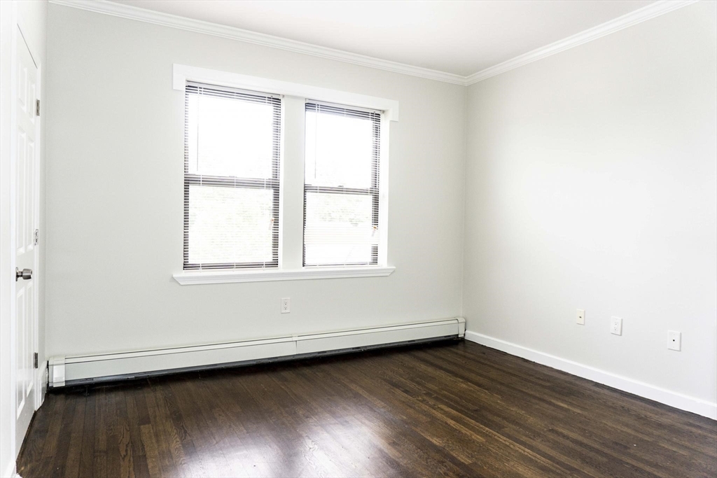 4 bed, 1 bath apartment for rent at 435 Walnut Ave Unit 9, Roxbury — photo 4 of 10